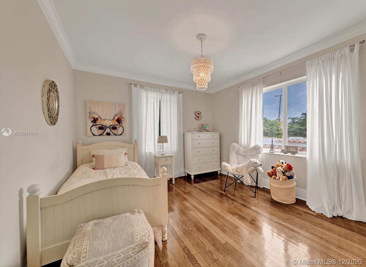 2203 North Bay Road Miami Beach, FL 33140 - Photo 20 of 36 a room with furniture and a window