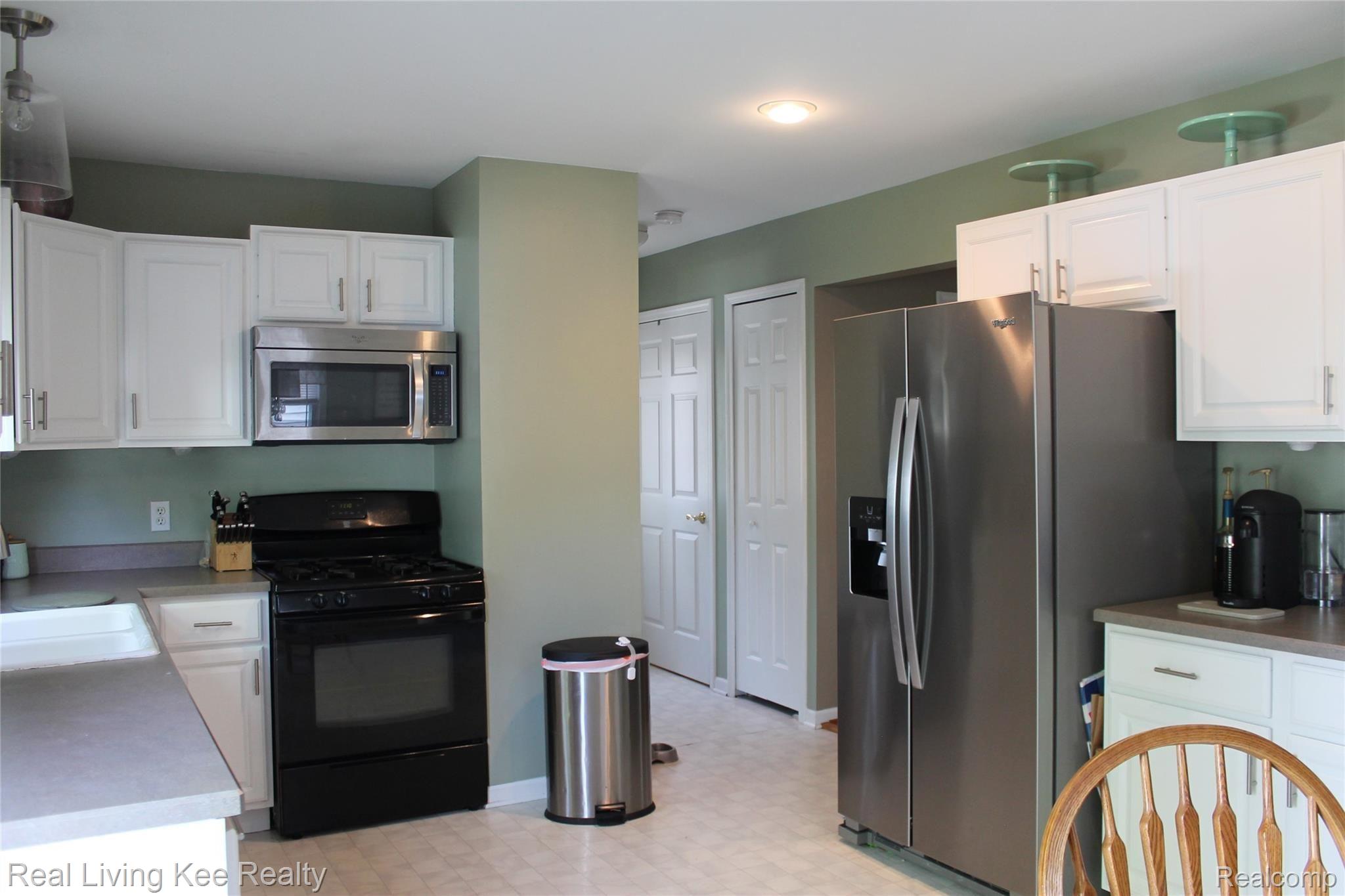 2674 Simpson Drive Rochester, MI 48309 - Photo 9 of 35 IMG_4480.JPG