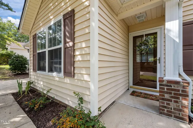 a view of entrance with a house
