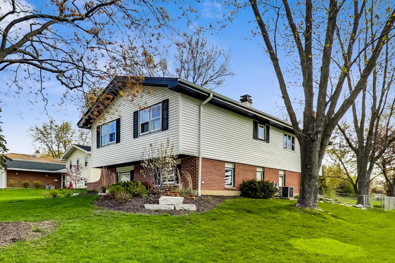 1925 Oakdale Road Hoffman Estates, IL 60169 - Photo 2 of 47