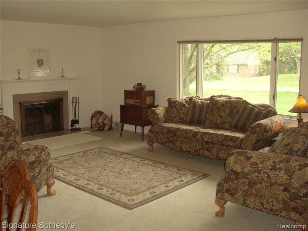 820 South Pemberton Road Bloomfield Hills, MI 48302 - Photo 2 of 12 Living Room