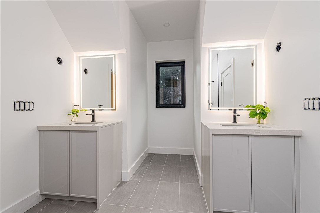 19 Castle Road Narragansett, RI 02882 - Photo 36 of 45 Shared " Jack and Jill " Bath