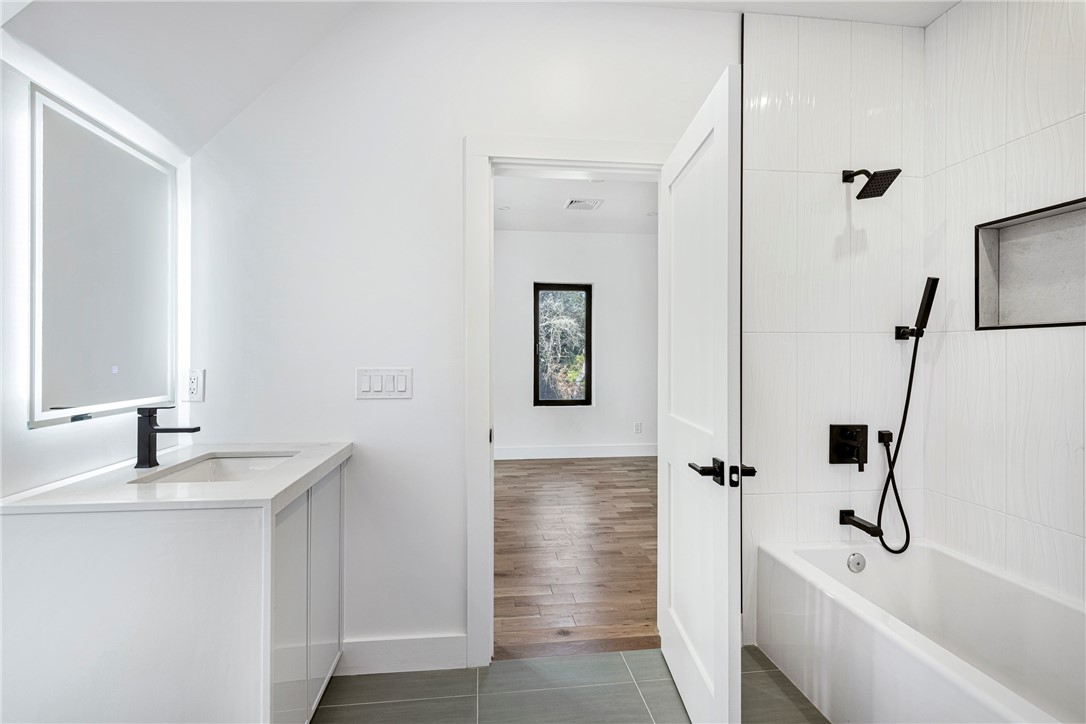 19 Castle Road Narragansett, RI 02882 - Photo 37 of 45 Shared " Jack and Jill " Bath