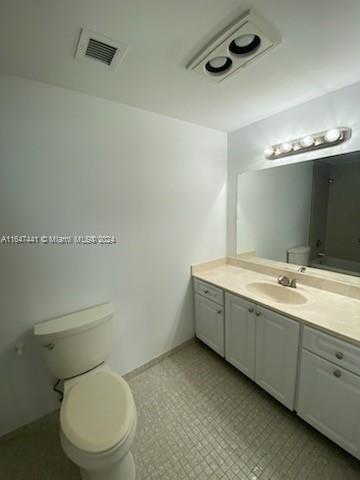 3850 Washington Street, Unit 1110 Hollywood, FL 33021 - Photo 18 of 29 a bathroom with a toilet a sink and mirror