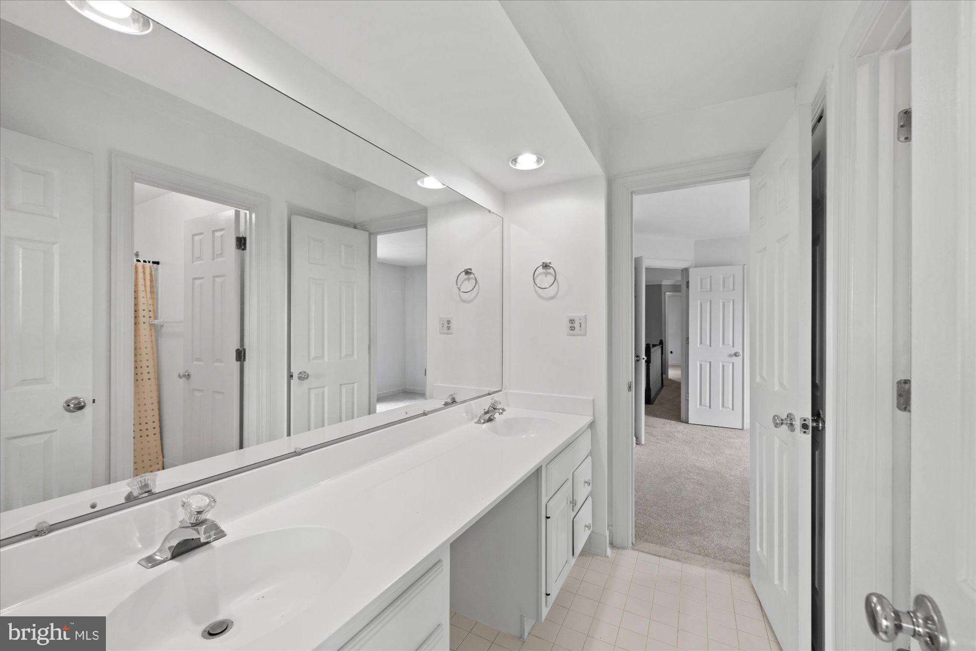 17017 Spates Hill Road Poolesville, MD 20837 - Photo 33 of 59 Jack and Jill bath adjoins Bedrooms Three and Four