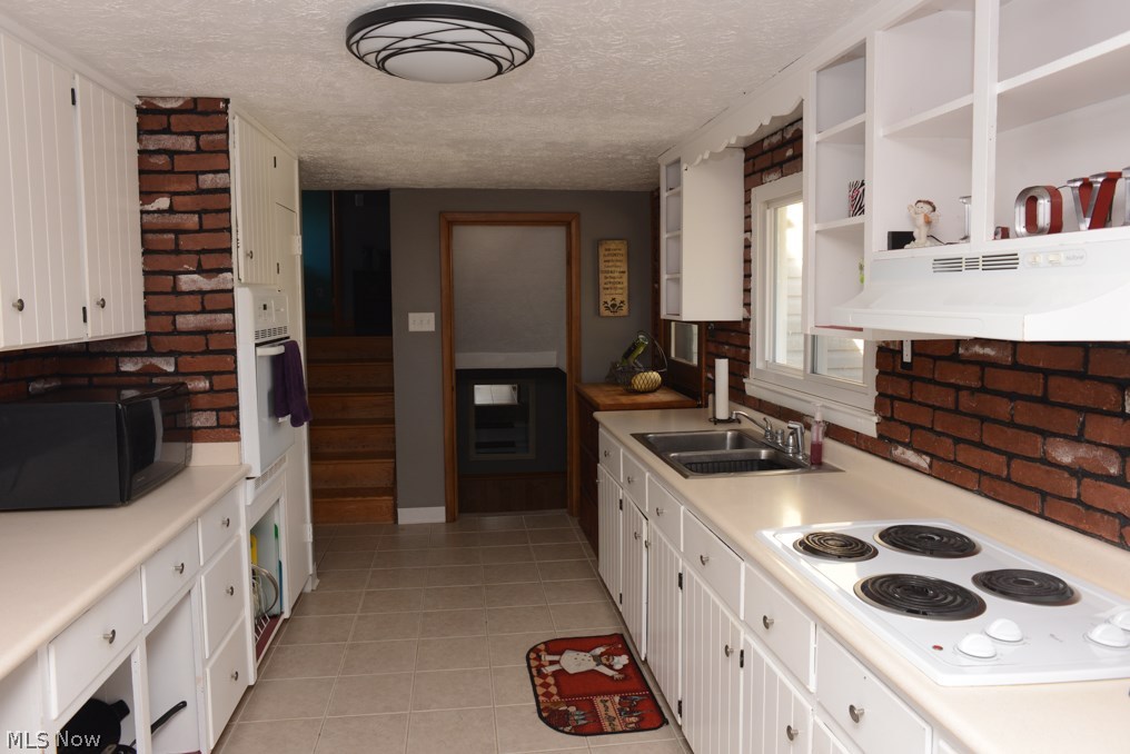 105 Trease Road Wadsworth, OH 44281 - Photo 6 of 19 Galley style kitchen with tons of space.