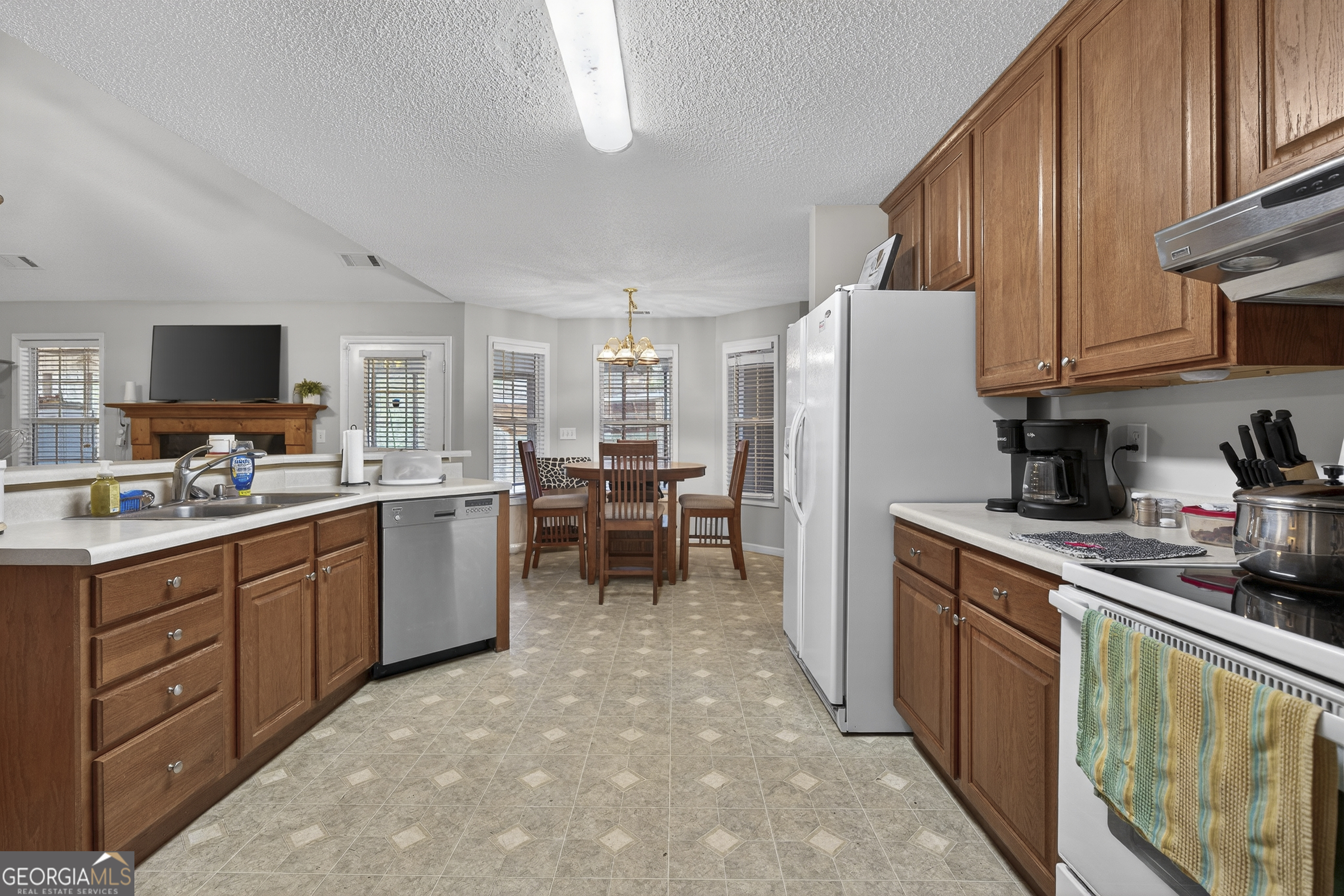 249 Southern Walk Circle Gray, GA 31032 - Photo 29 of 58 a kitchen with sink a refrigerator and cabinets