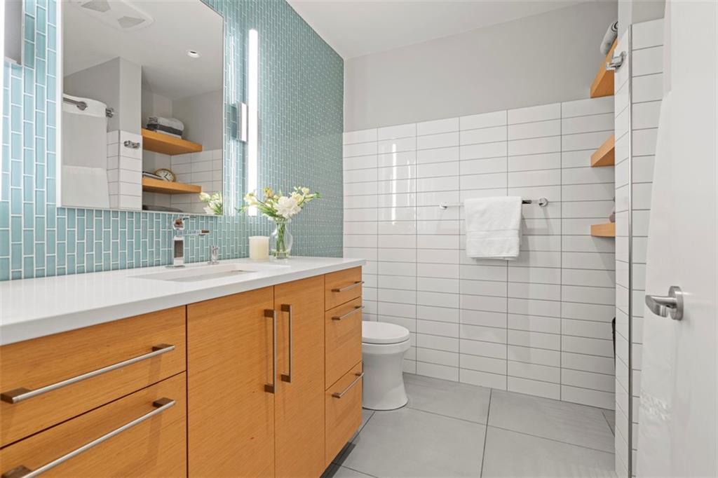 999 Elmhurst Road Pittsburgh, PA 15215 - Photo 34 of 49 Ensuite bathroom.
