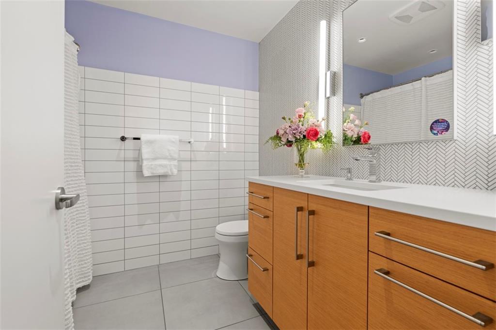 999 Elmhurst Road Pittsburgh, PA 15215 - Photo 38 of 49 Ensuite bathroom.
