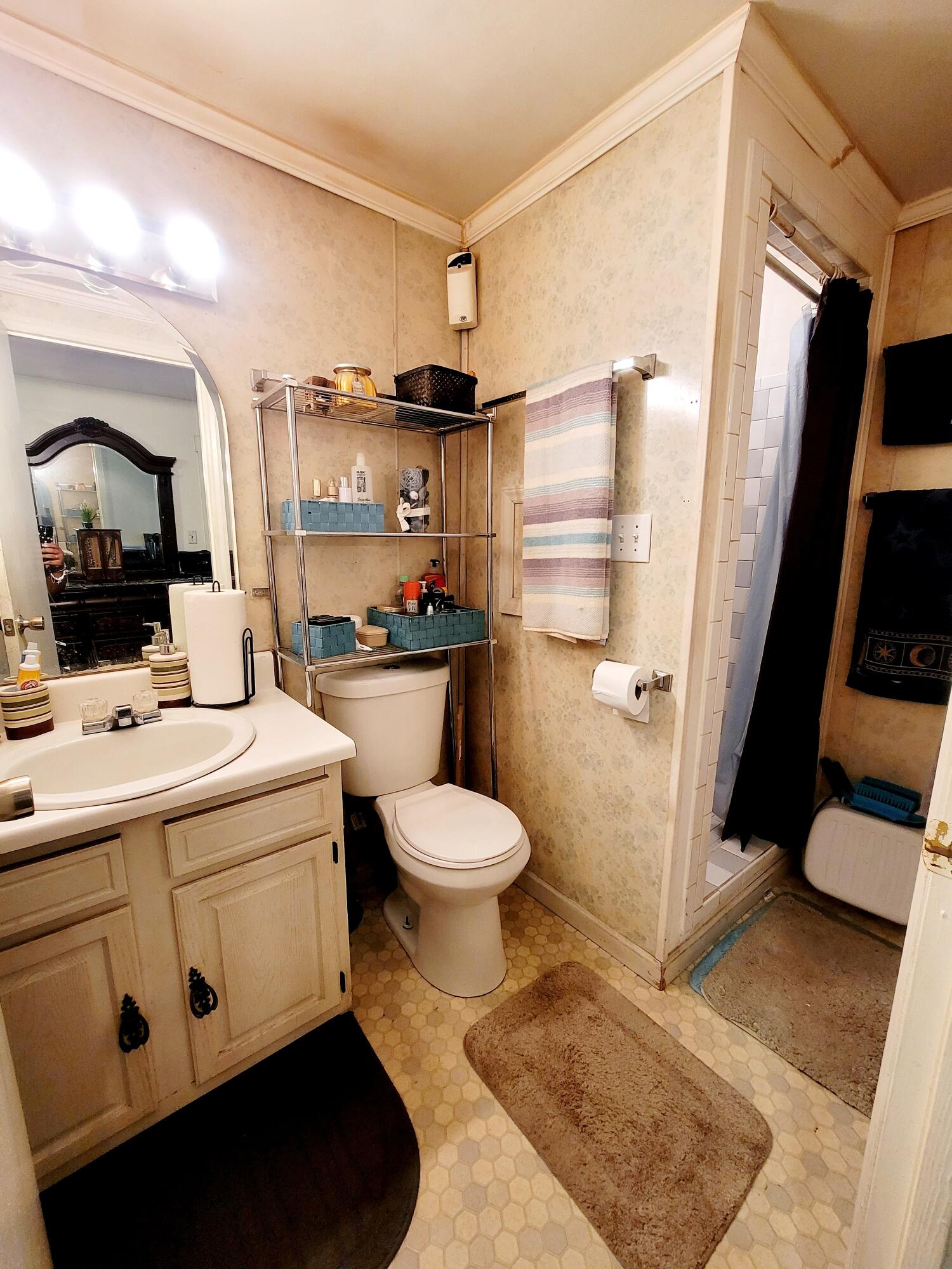 611 Rutherford Avenue Northwest Roanoke, VA 24016 - Photo 11 of 17 Master bath