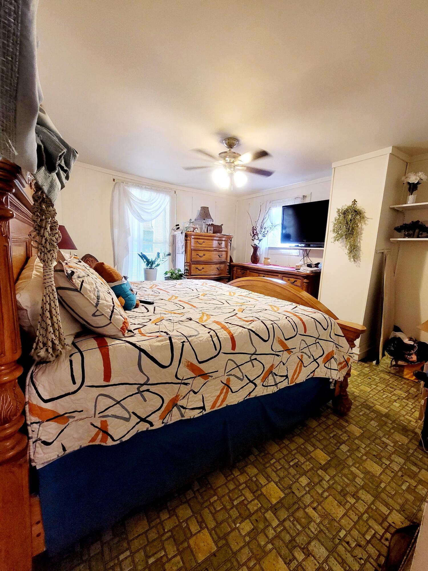 Entrylevel bedroom 1