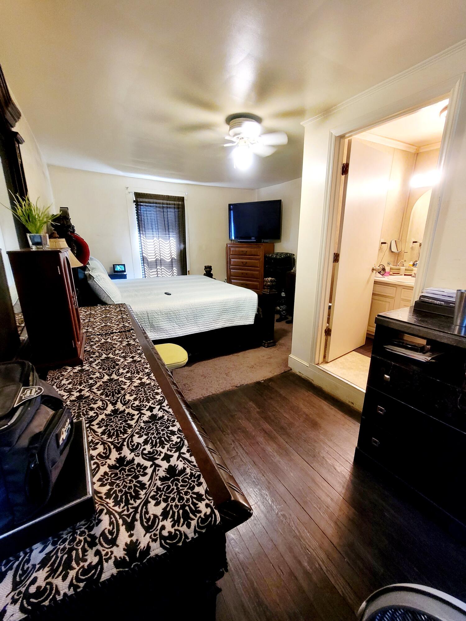 611 Rutherford Avenue Northwest Roanoke, VA 24016 - Photo 9 of 17 Masterbedroom