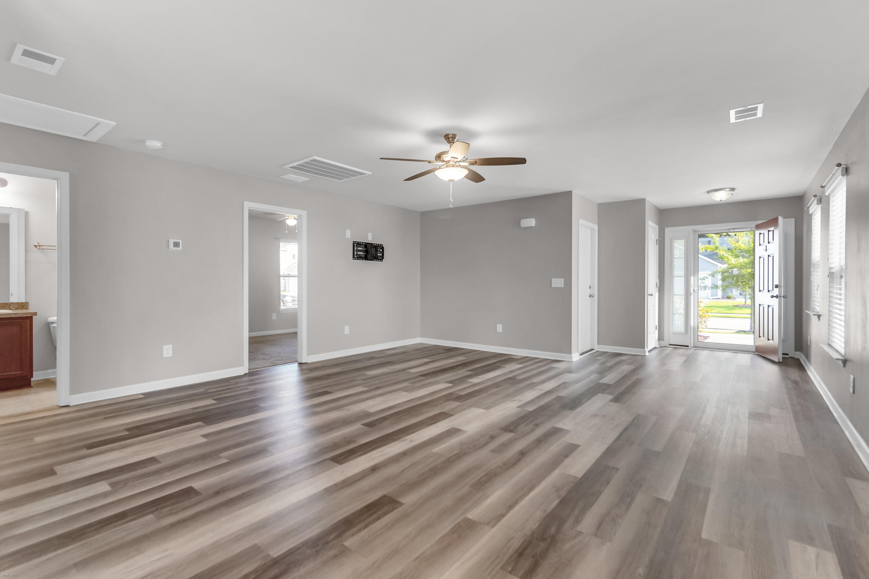 191 Brittondale Road Summerville, SC 29485 - Photo 8 of 28 Living Room