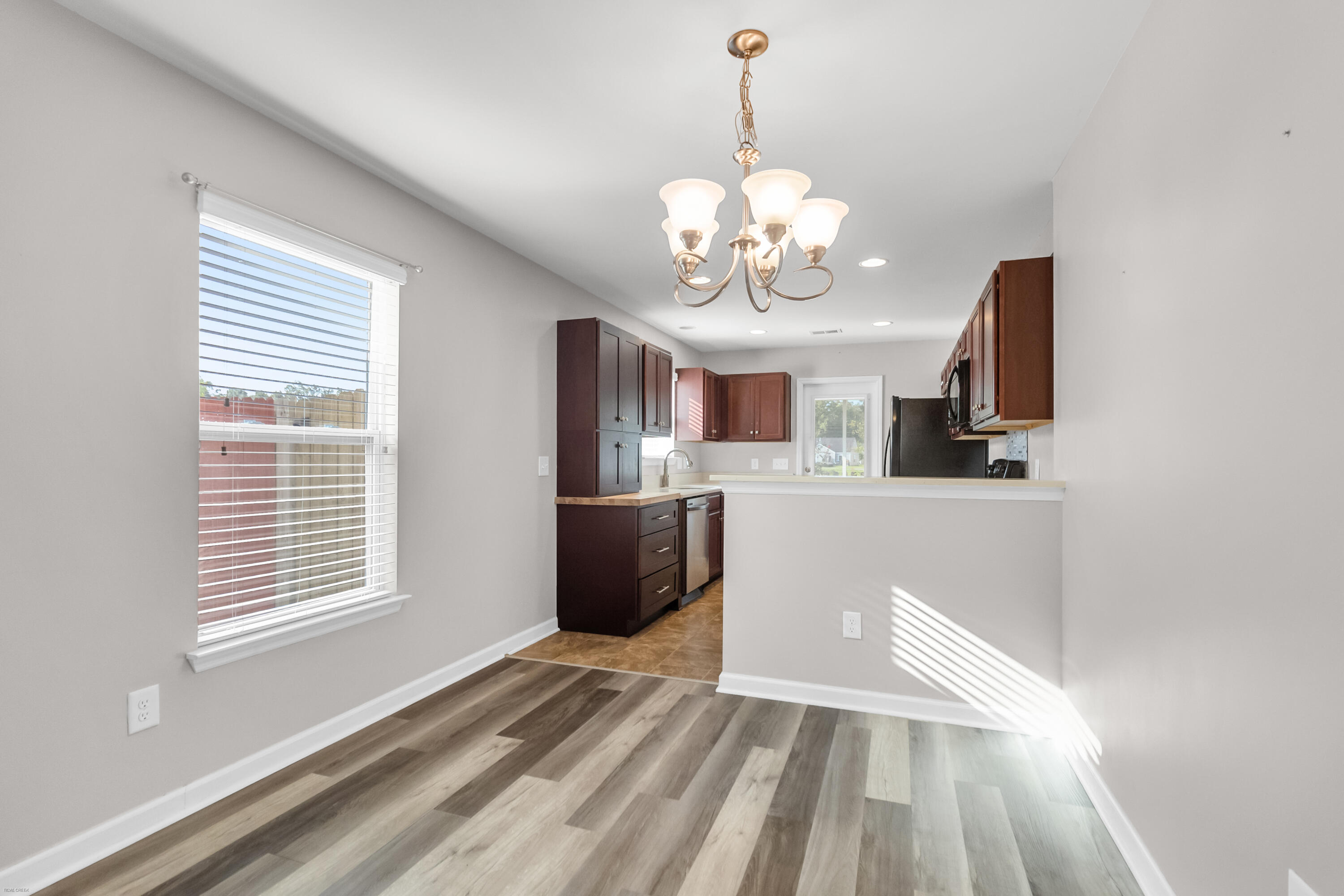 191 Brittondale Road Summerville, SC 29485 - Photo 9 of 28 Dining Area