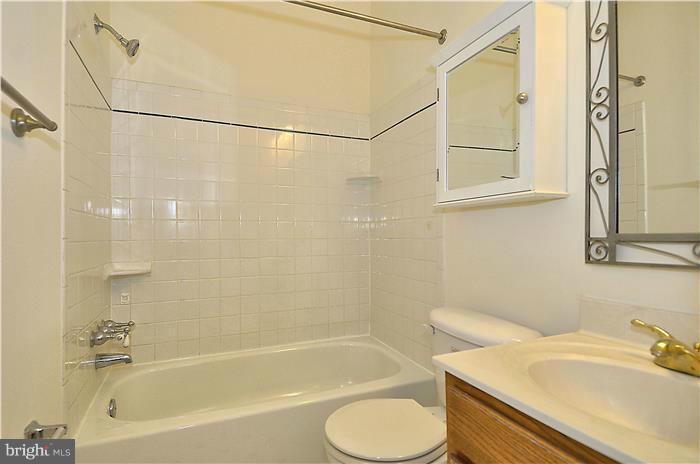 515 Pickwick Village Way Silver Spring, MD 20901 - Photo 16 of 20 a bathroom with a sink and a bathtub