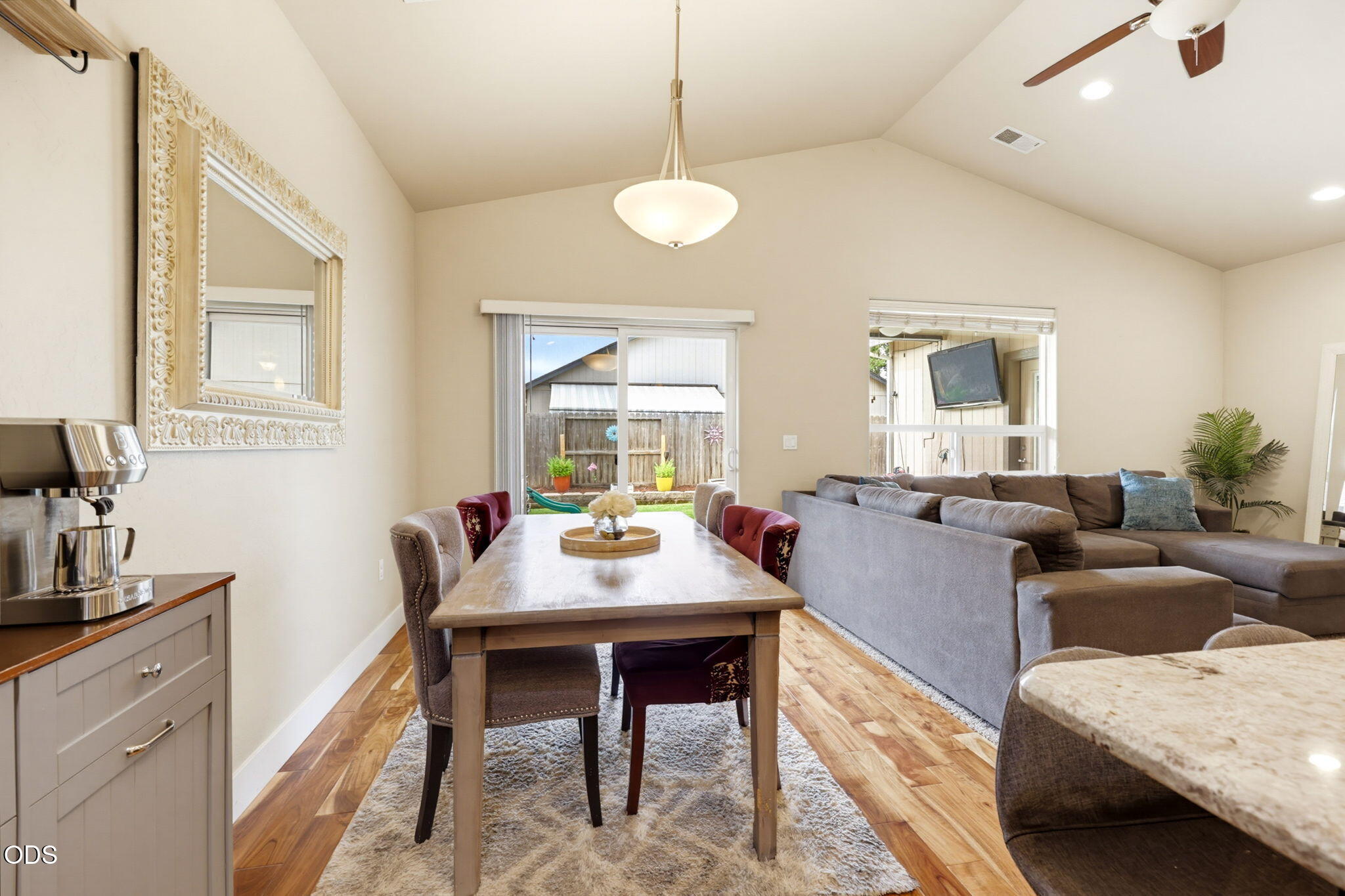 1051 Compton Way Medford, OR 97501 - Photo 9 of 29