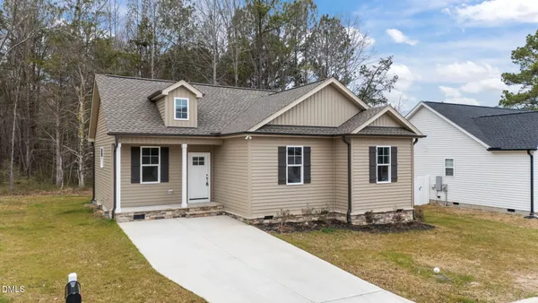 a view of a house with backyard