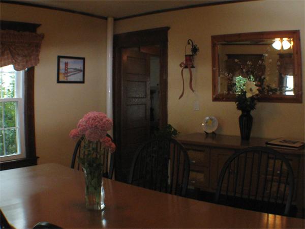 70 Hopkins Place Longmeadow, MA 01106 - Photo 6 of 26 a vase of flowers sitting on a table