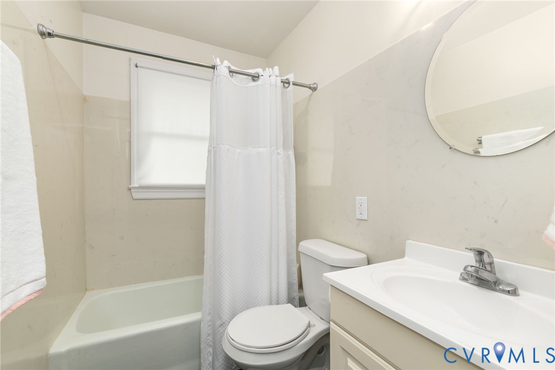 2570 Sandy Lane Victoria, VA 23974 - Photo 21 of 37 Full bath featuring shower / bathtub combination w