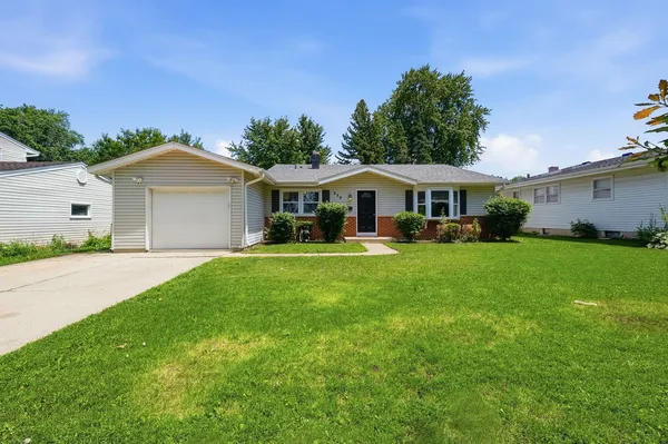 $400,000 | 256 Walnut Drive, St. Charles, IL 60174