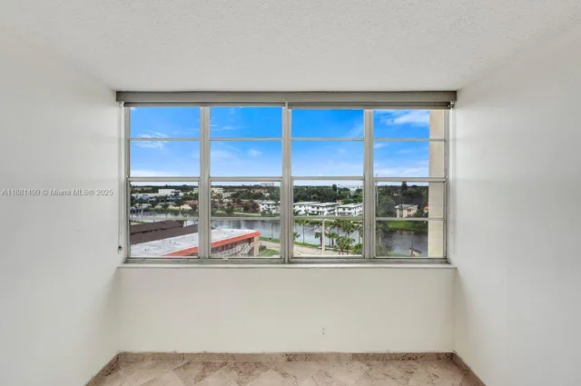 a view of empty room with a ceiling fan