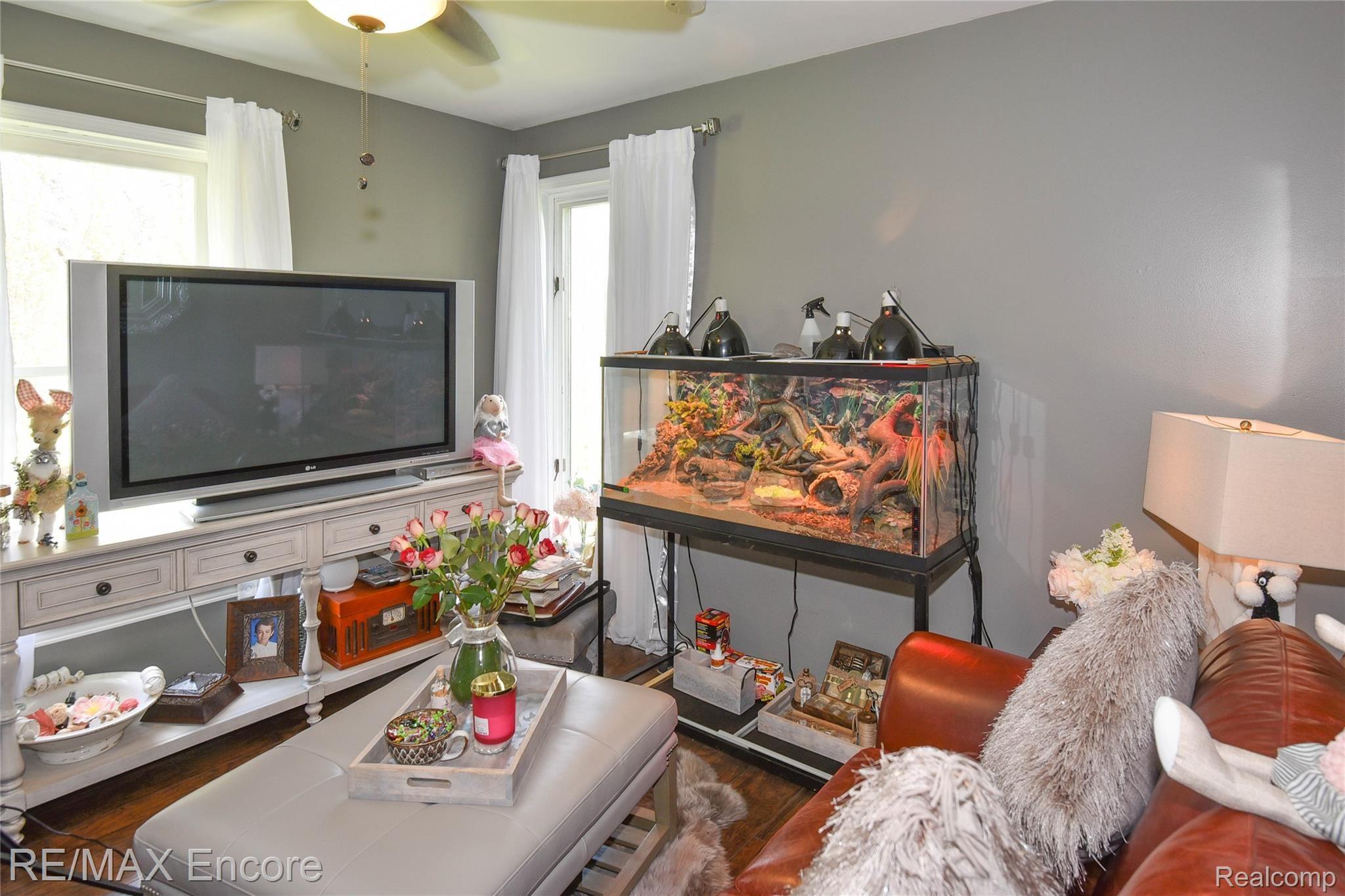 6274 Washburn Road Goodrich, MI 48438 - Photo 59 of 96 bedroom.jpg