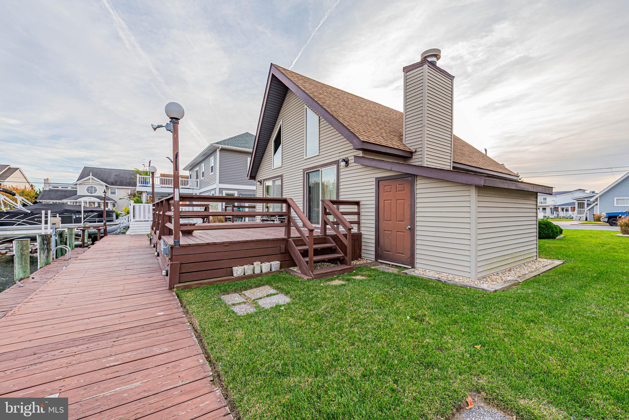 10602 Pine Needle Road Ocean City, MD 21842 - Photo 4 of 36 a view of a house with a bath tub and wooden fence