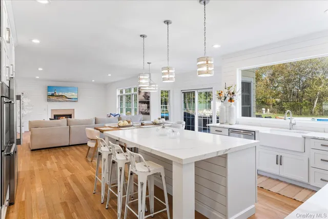 a large kitchen with kitchen island a large island in it