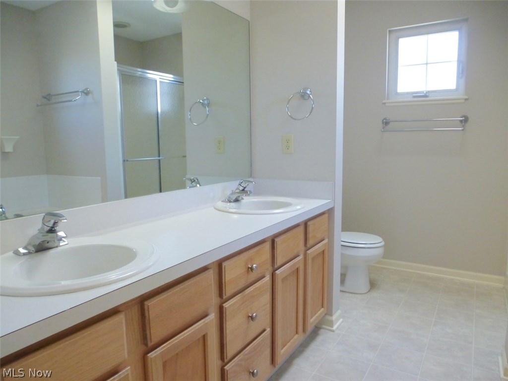 4433 Archer Road Cleveland, OH 44105 - Photo 17 of 26 Master bath w/ walk in shower and soaking tub