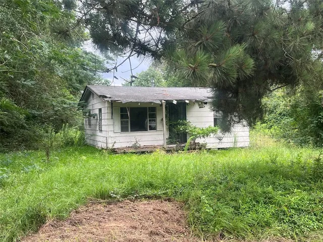 a view of a house with backyard porch and garden