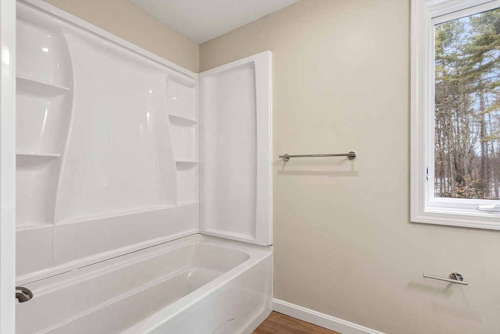 153 Coffin Road, Unit 10 Epping, NH 03042 - Photo 13 of 31 a bathroom with a bathtub