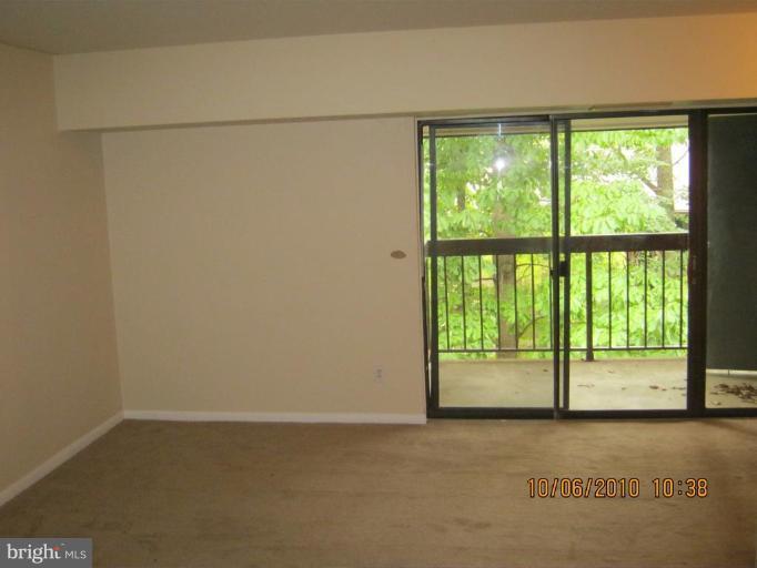 2247 Castle Rock Square, Unit 21C Reston, VA 20191 - Photo 2 of 10 Living Room
