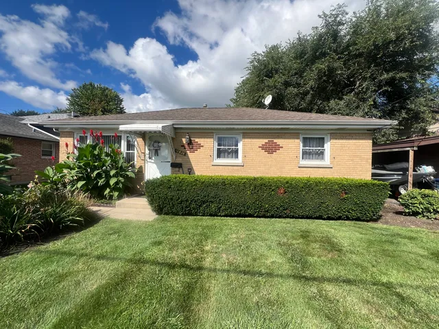 front view of house with a yard