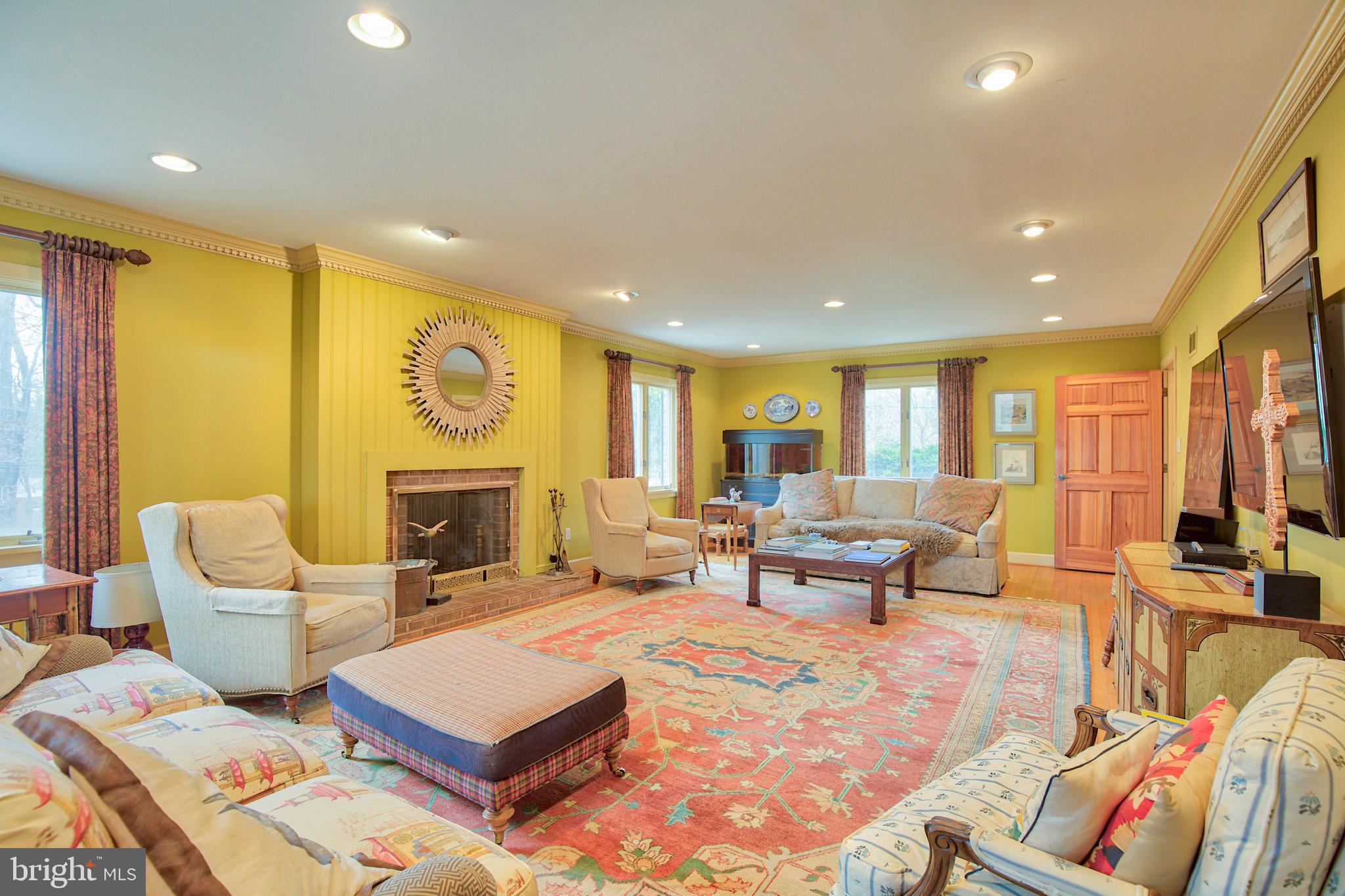 414 Dungadin Road Front Royal, VA 22630 - Photo 6 of 37 Living Room