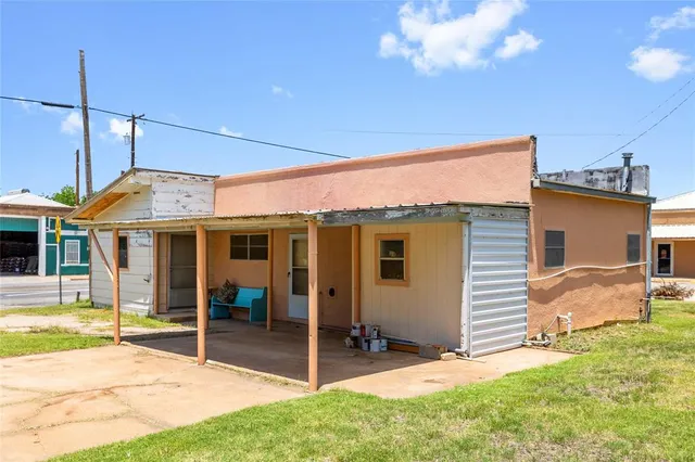 a view of a house with backyard and porch