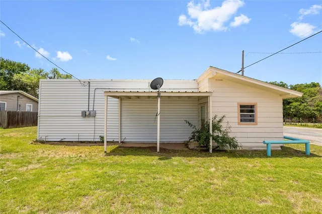 a view of a house with a backyard