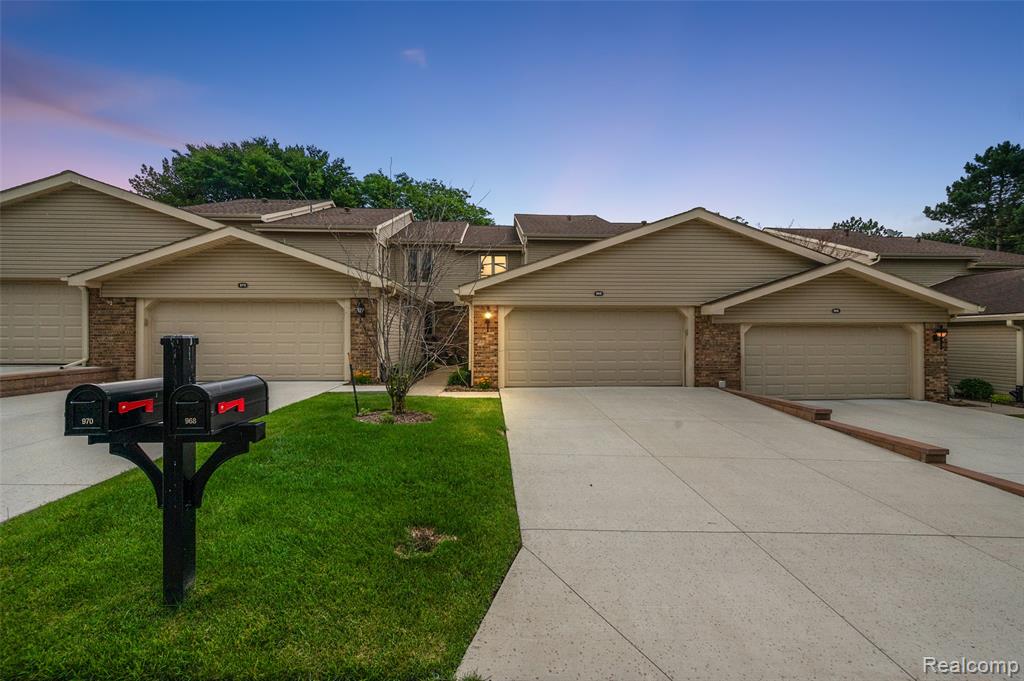 968 Golfview Court Rochester Hills, MI 48307 - Photo 1 of 42