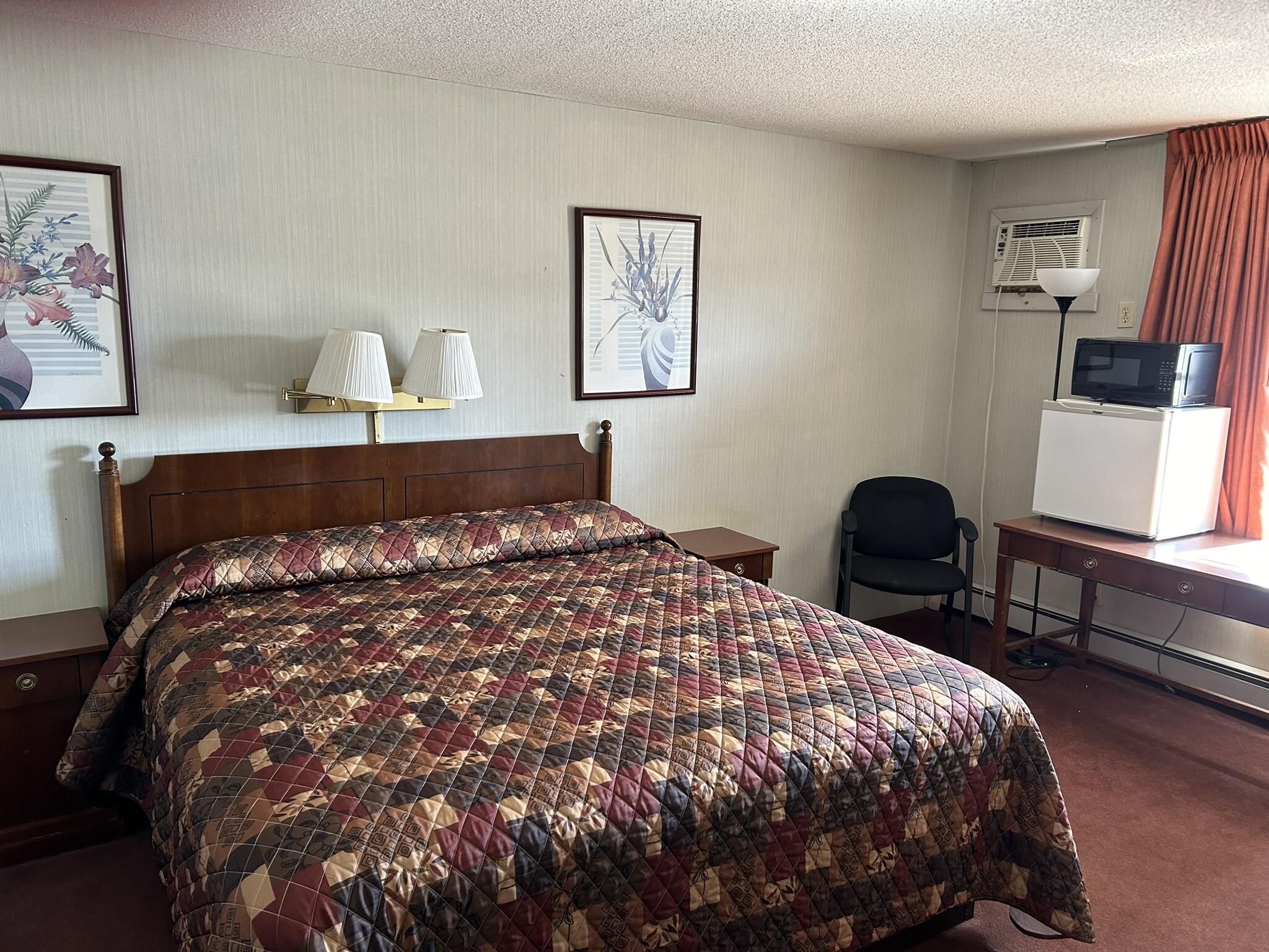 973 Central Street Millinocket, ME 04462 - Photo 10 of 17 Guest Room 2