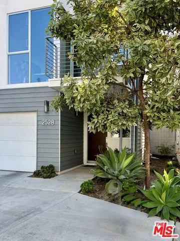 a front view of house with yard