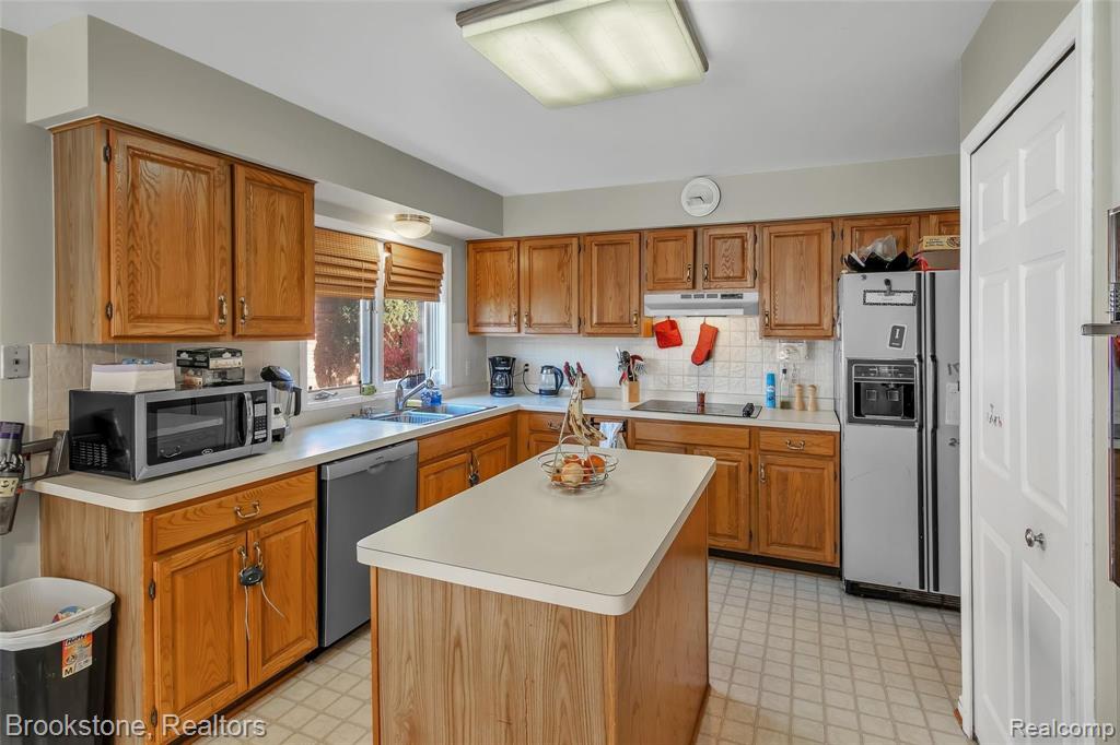 2041 Reagan Drive Rochester Hills, MI 48309 - Photo 5 of 27