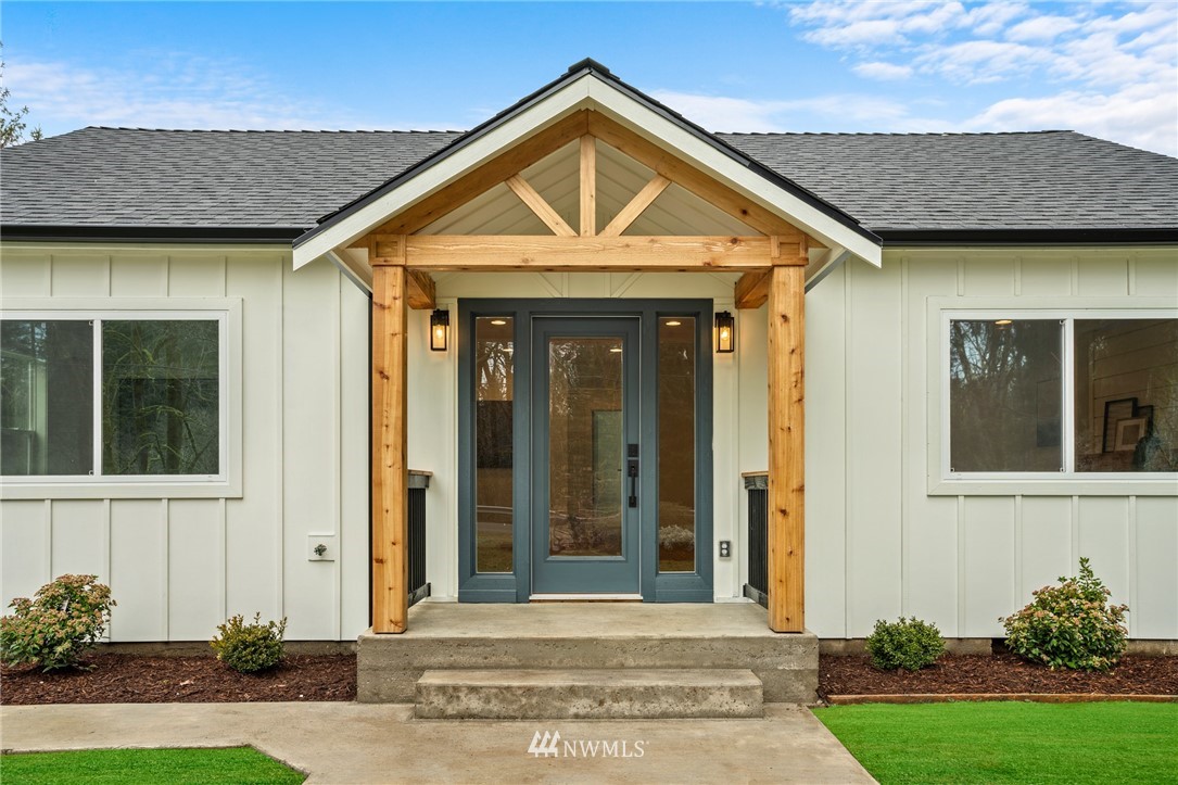 25207 Cromwell Road Monroe, WA 98272 - Photo 1 of 1 a front view of a house with garden