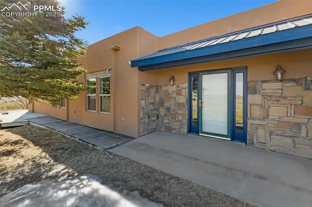 a view of a house with yard