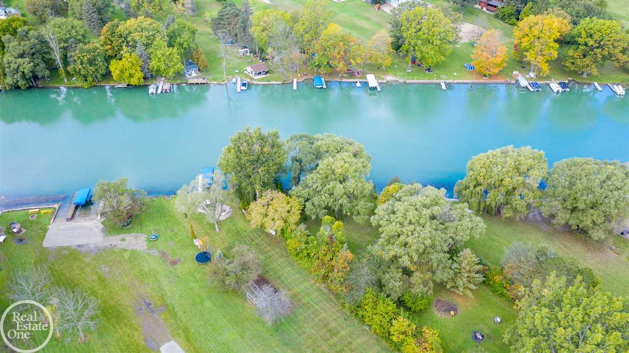 2915 Riverside Drive Port Huron, MI 48060 - Photo 25 of 92 50043826-24.JPG