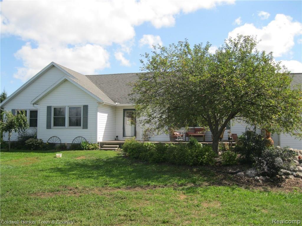 9024 North Robb Road Fowlerville, MI 48836 - Photo 3 of 21 Front of home