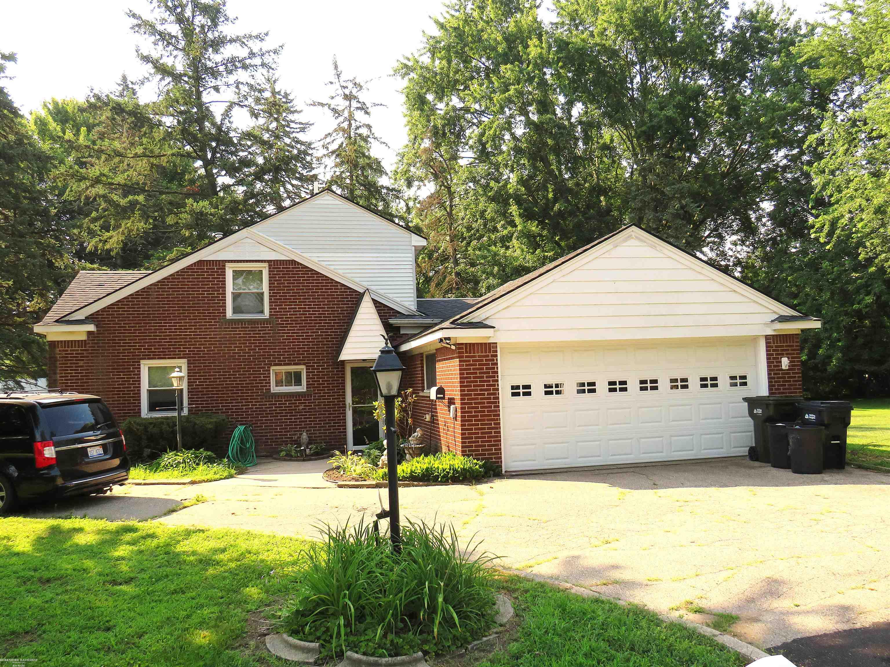 42501 Utica Road Sterling Heights, MI 48314 - Photo 2 of 17