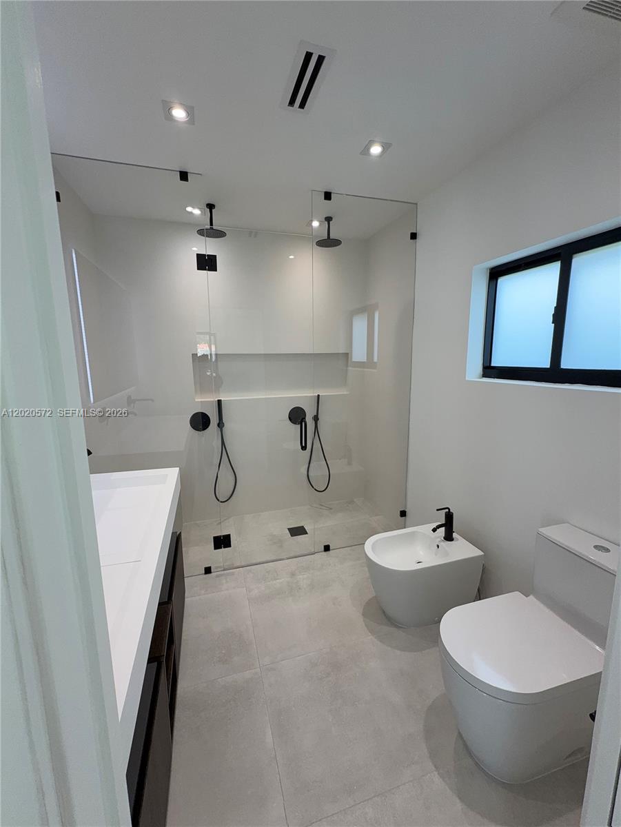 439 Hardee Road Coral Gables, FL 33146 - Photo 24 of 35 Junior Master En-Suite Bathroom