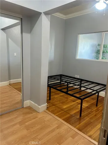 a room with windows and a ceiling fan