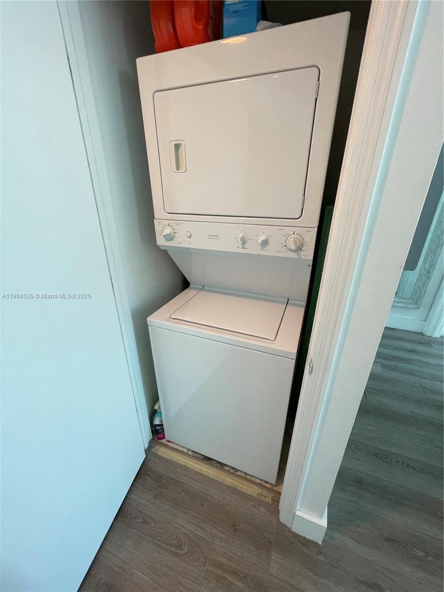 55 Southeast 6th Street, Unit 2104 Miami, FL 33131 - Photo 10 of 11 a utility room with dryer and washer