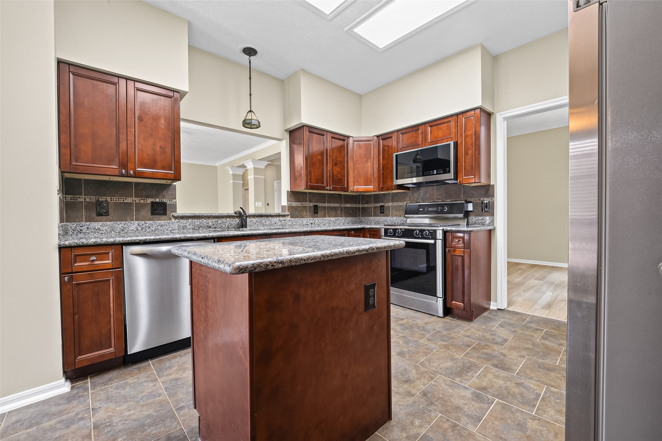 1430 Mabry Mill Road Houston, TX 77062 - Photo 8 of 39