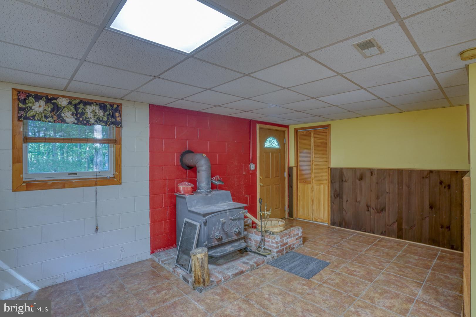 1966 Vandyke Greenspring Road Smyrna, DE 19977 - Photo 32 of 45 a room with furniture and window